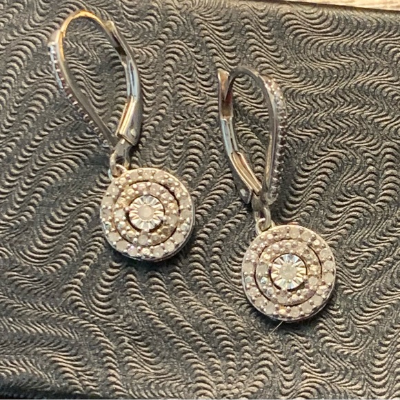 🌷🌷SALE🌷🌷Macy's Sterling Silver & genuine Diamond Drop Earrings - Picture 4 of 4